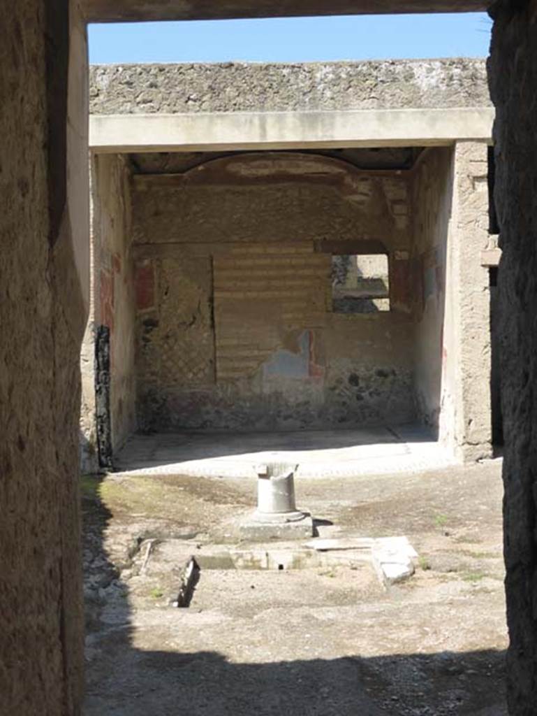 VI.17 Herculaneum. June 2014. Looking south from entrance corridor, across atrium.
Photo courtesy of Michael Binns.